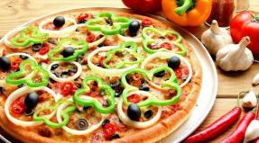 Пицца с помидорами, колбасой и сыром – универсальное блюдо на все случаи жизни
