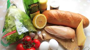Cézár saláta: összetevők és lépésről lépésre receptek