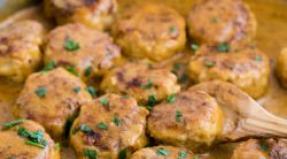 In a roasting pan, in a frying pan and in pots - recipes for meatballs in tomato