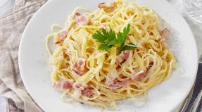 Spaghetti carbonara: classic recipe with cream