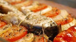 Sütőben sült ponty: a legjobb receptek lédús és ízletes halak fóliában főzéséhez