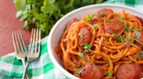 Hogyan kell főzni spagettit sajttal és kolbásszal
