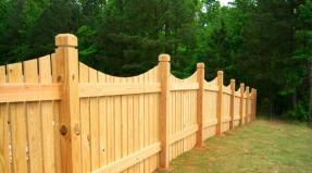 Installazione e metodo di finitura di una recinzione con pali