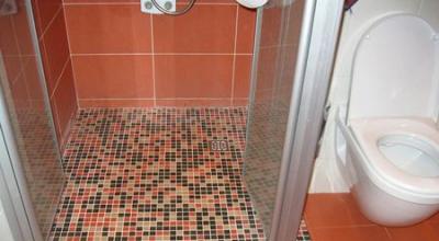 A zuhanylefolyó padlóba történő kiválasztásának és telepítésének jellemzői